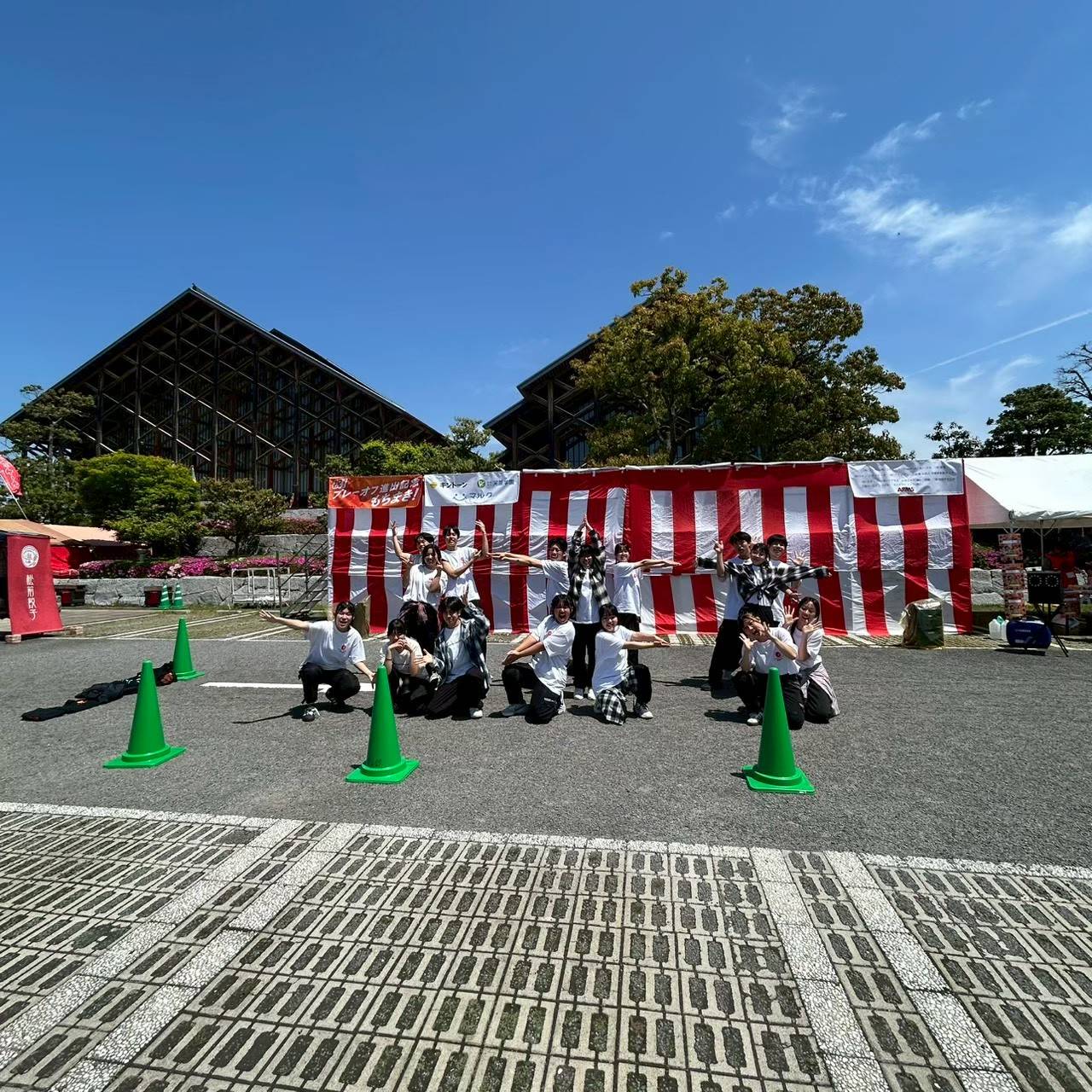 県武道館外のイベント中の写真